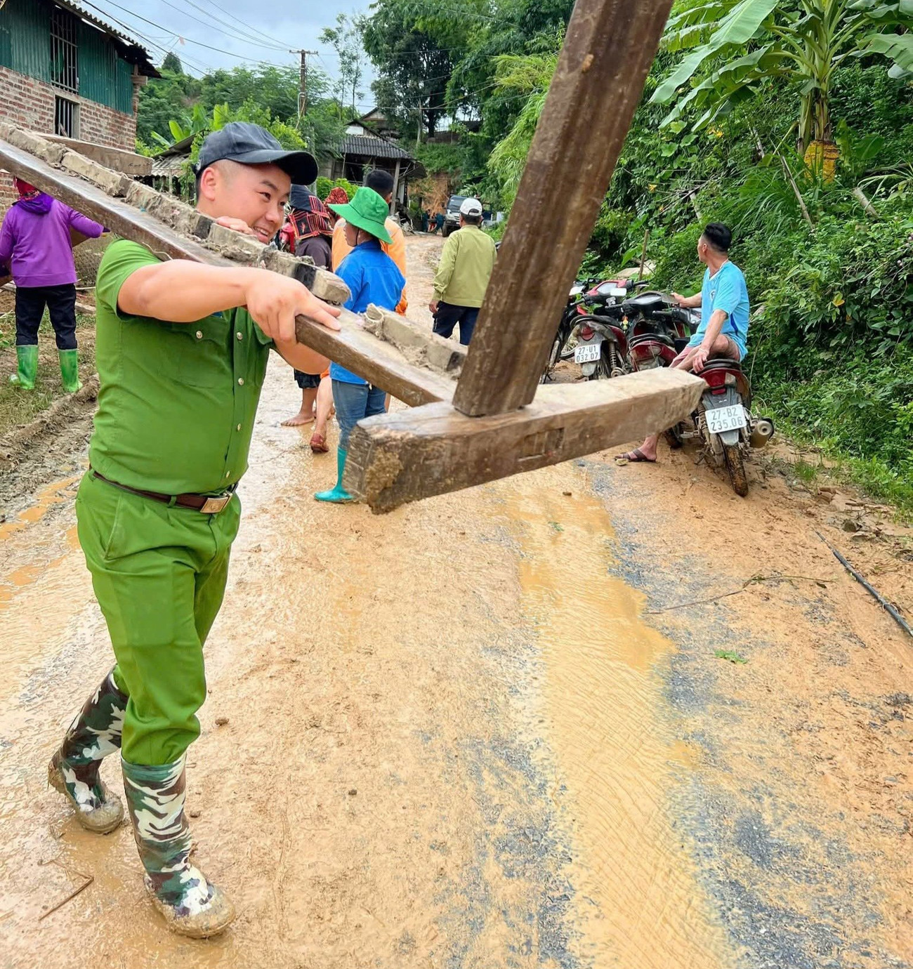 Kinh hoàng lũ quét trong đêm ở Mường Luân: Nhà sập, ô tô trôi, bản làng tan hoang- Ảnh 5.