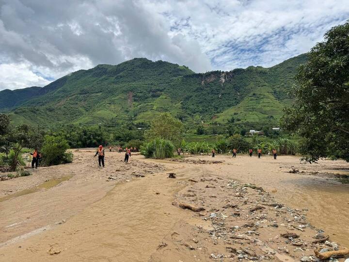 Lũ quét khủng khiếp ở Sơn La: Thêm 2 người mất tích, nhiều nhà bị cuốn trôi- Ảnh 1.