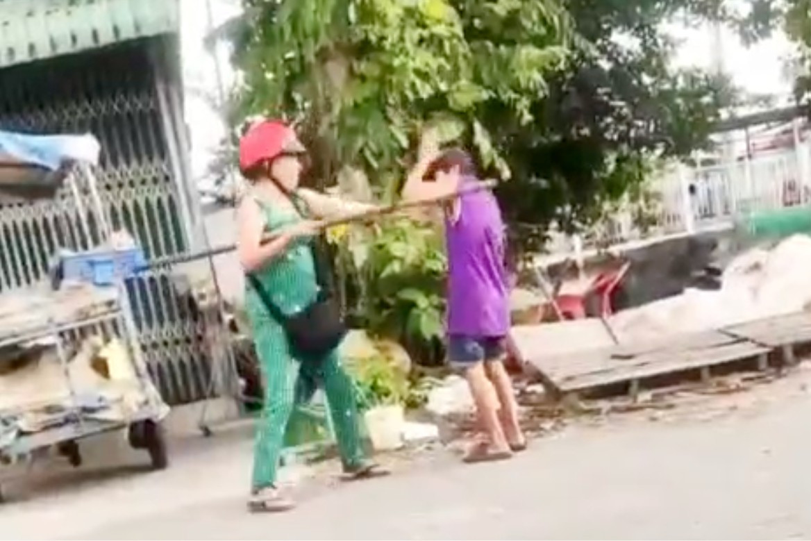 Hai cháu bé bị cô ruột đánh đập vì bán vé số không hết- Ảnh 1.