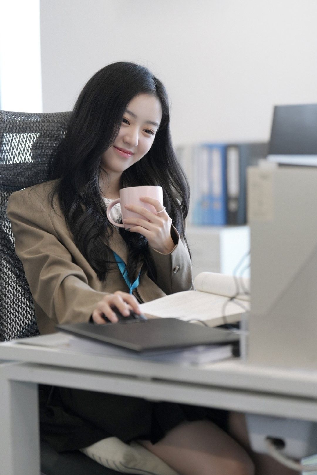 3 thứ trên bàn làm việc của người EQ thấp- Ảnh 1.