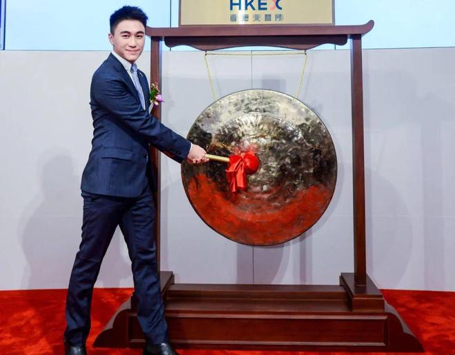 Chồng siêu mẫu Hề Mộng Dao bị tố 