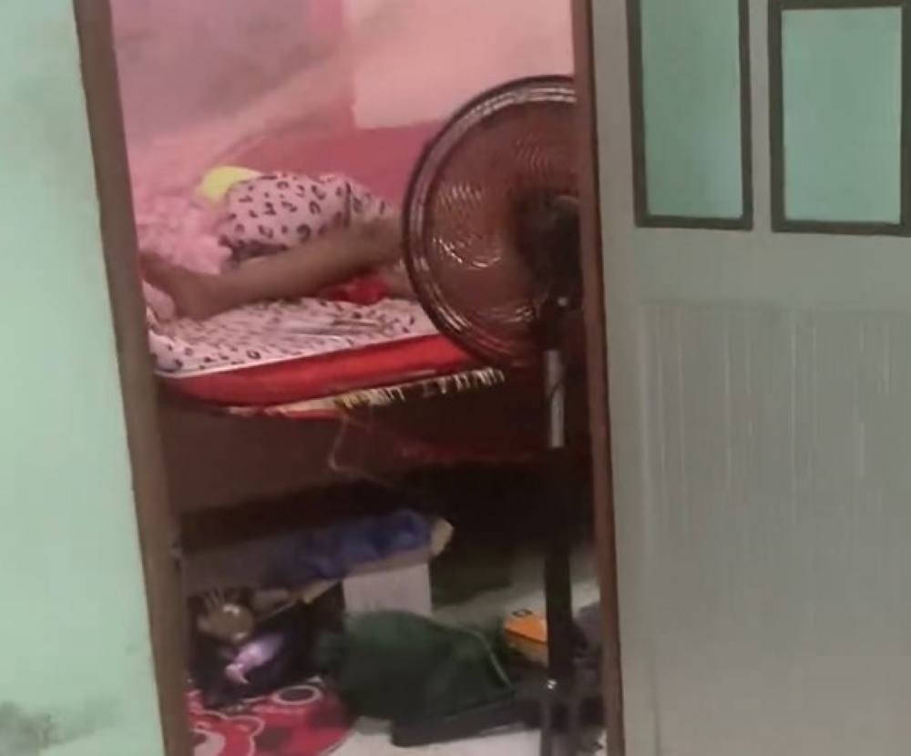 Video hy hữu nam thanh niên đột nhập nhà dân, lục tung đồ rồi nằm ngủ trên giường- Ảnh 1.