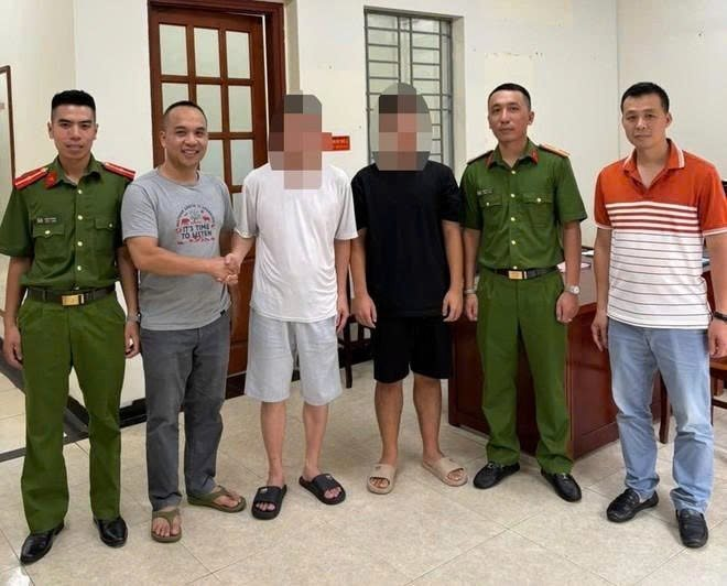 Nam sinh 2007 ở Hà Nội gọi điện nhờ bố chuyển khoản 150 triệu đồng, 30 phút sau được công an đưa đi- Ảnh 1. Nam sinh 2007 ở Hà Nội gọi điện nhờ bố chuyển khoản 150 triệu đồng, 30 phút sau được công an đưa đi- Ảnh 1.