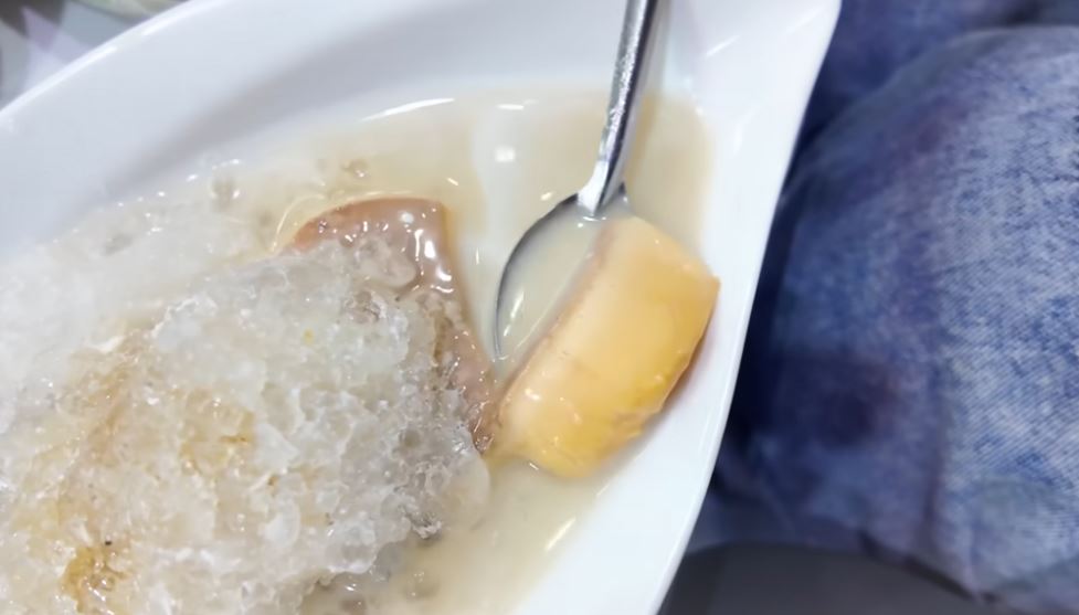 Khách Trung Quốc xuýt xoa trước một món vỉa hè ở Việt Nam, nói “mỗi lần có thể ăn 40 cái”- Ảnh 2.