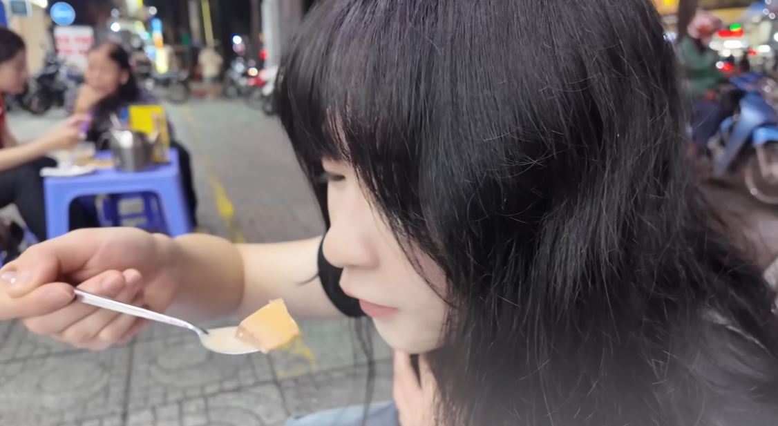 Khách Trung Quốc xuýt xoa trước một món vỉa hè ở Việt Nam, nói “mỗi lần có thể ăn 40 cái”- Ảnh 3.