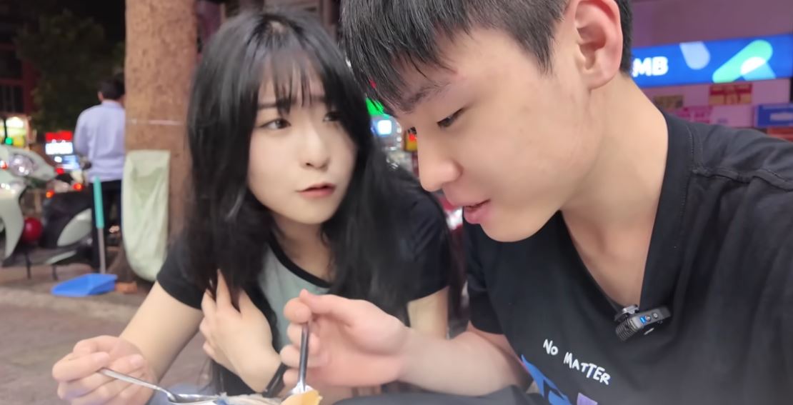 Khách Trung Quốc xuýt xoa trước một món vỉa hè ở Việt Nam, nói “mỗi lần có thể ăn 40 cái”- Ảnh 1.