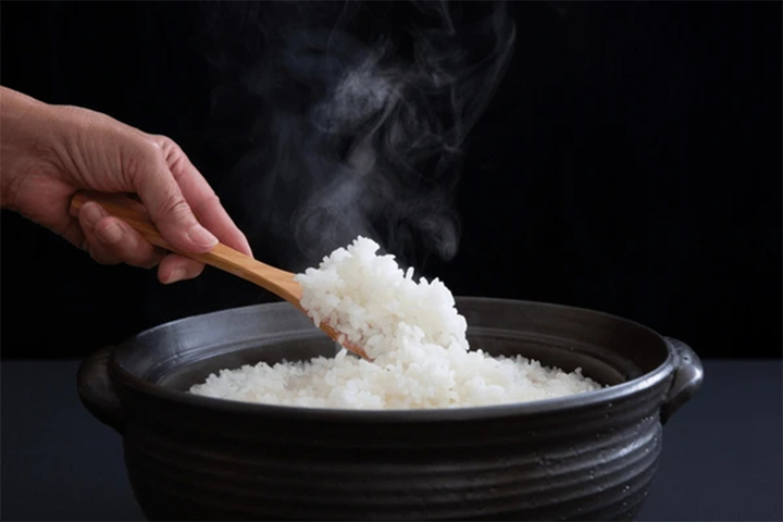Nấu cơm bằng nước nóng hay nước lạnh ngon hơn?- Ảnh 2.