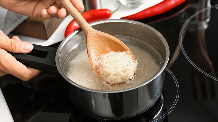 Nấu cơm bằng nước nóng hay nước lạnh ngon hơn?- Ảnh 1.
