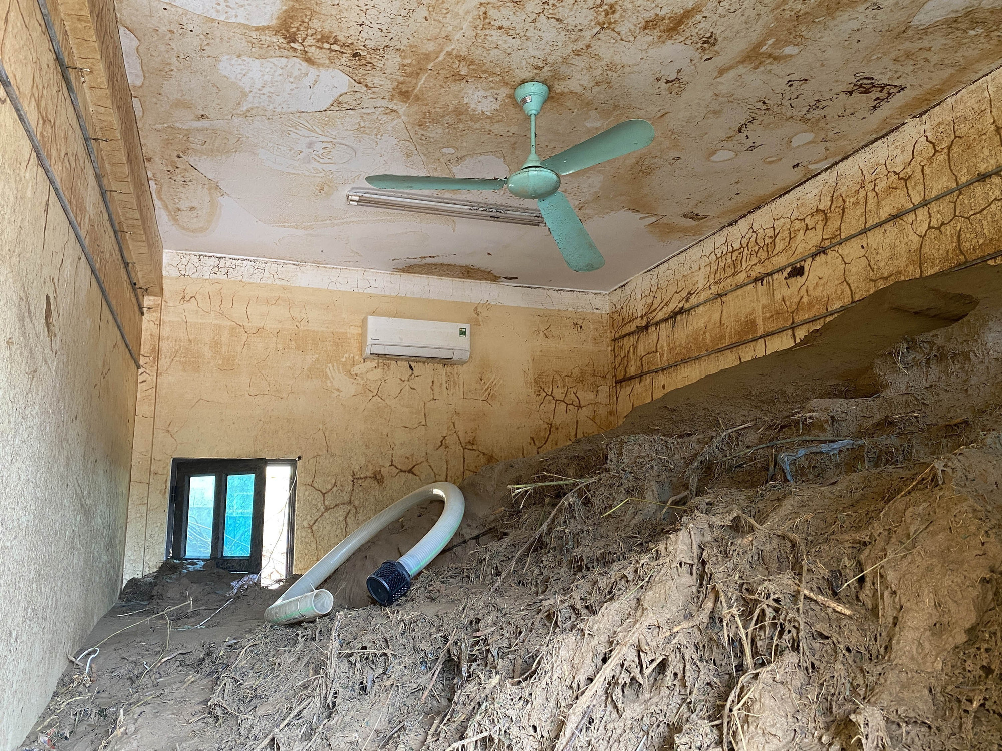 Cảnh tượng hoang tàn ở xã biên giới Nghệ An sau 5 ngày bị lũ cô lập: Bùn đất ngập sát trần nhà, người dân trắng tay vật lộn tìm tài sản- Ảnh 3.