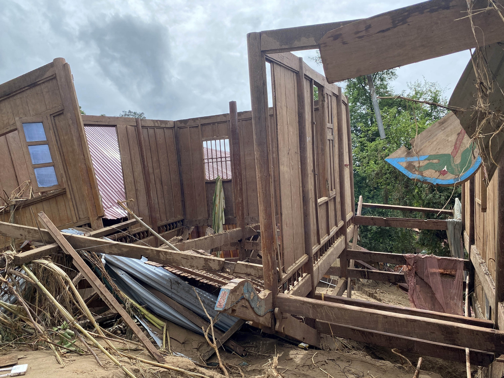 Cảnh tượng hoang tàn ở xã biên giới Nghệ An sau 5 ngày bị lũ cô lập: Bùn đất ngập sát trần nhà, người dân trắng tay vật lộn tìm tài sản- Ảnh 5.