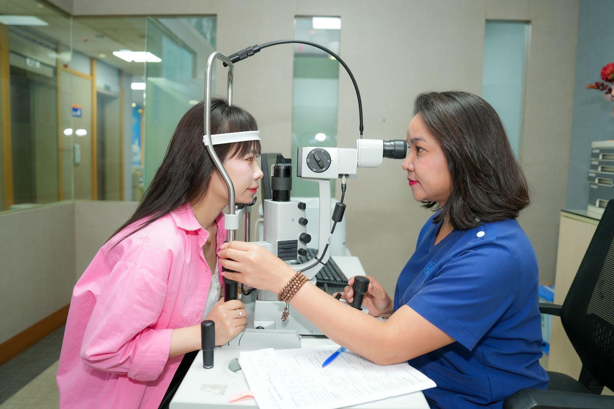 Hành trình vượt qua nỗi sợ mổ cận của nữ văn phòng: Thu nhập tăng nhiều lần sau khi tháo kính- Ảnh 1.