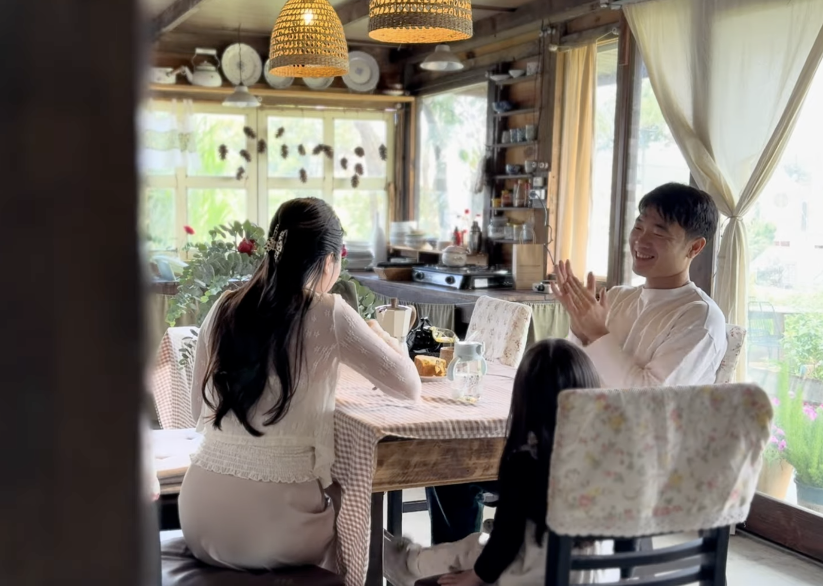Vợ giám đốc của Lương Xuân Trường hiếm hoi lộ diện, cuộc sống hôn nhân kín tiếng cuối cùng đã được hé lộ- Ảnh 1.