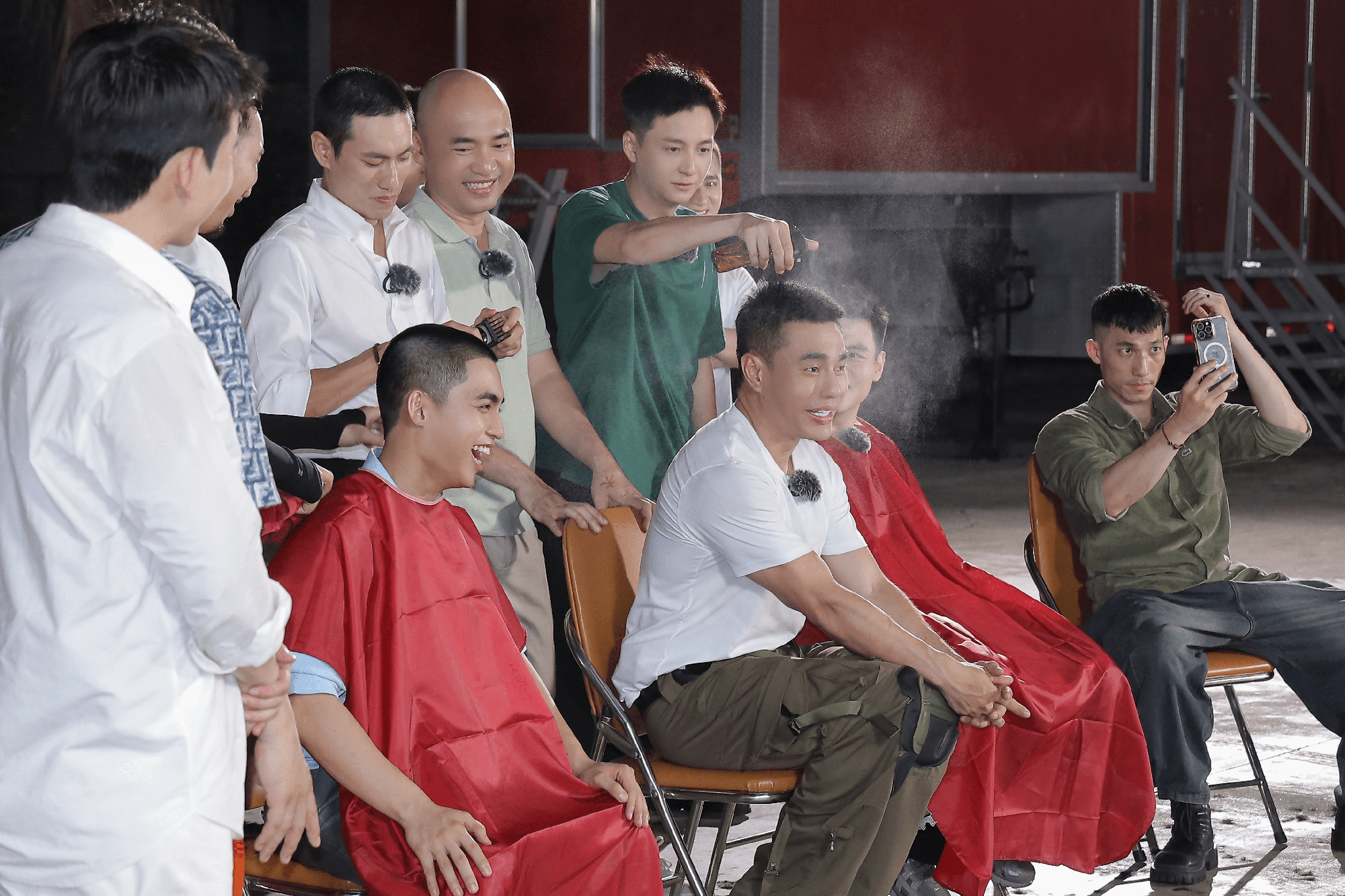 Tập 1 Chiến Sĩ Quả Cảm: Dàn sao sốc vì vụ cháy đột ngột, Lê Dương Bảo Lâm bị Tập 1 Chiến Sĩ Quả Cảm: Dàn sao sốc vì vụ cháy đột ngột, Lê Dương Bảo Lâm bị