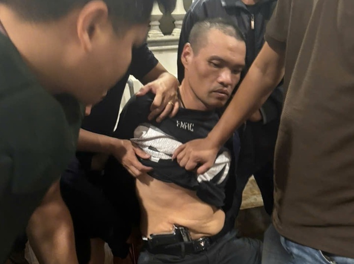 Kẻ nổ súng khi công an kiểm tra hành chính bị bắt giữ ở cửa khẩu Lao Bảo- Ảnh 1. Kẻ nổ súng khi công an kiểm tra hành chính bị bắt giữ ở cửa khẩu Lao Bảo- Ảnh 1.