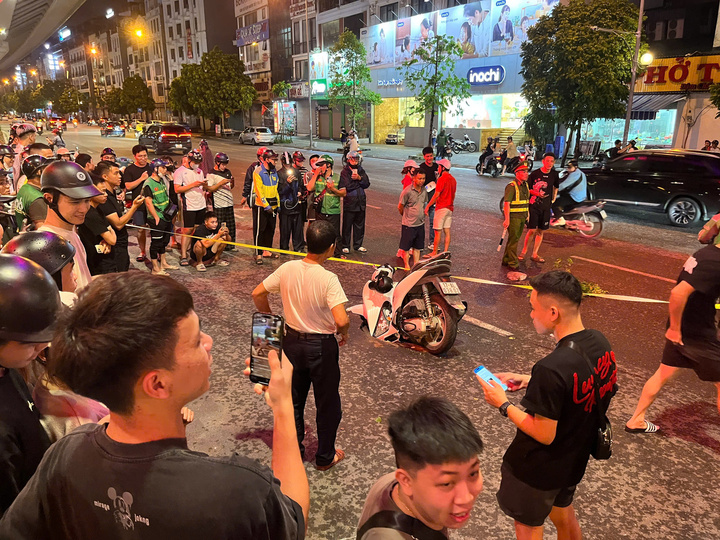 Hà Nội: "Hố tử thần" xuất hiện sau trận mưa lớn, "nuốt" xe máy đi đường- Ảnh 2.