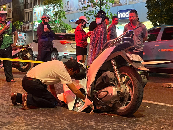 Hà Nội: "Hố tử thần" xuất hiện sau trận mưa lớn, "nuốt" xe máy đi đường- Ảnh 3.