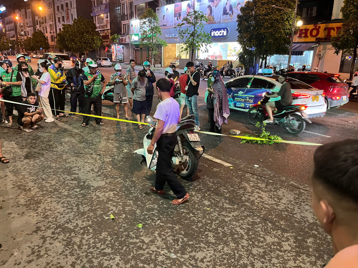 Hà Nội: "Hố tử thần" xuất hiện sau trận mưa lớn, "nuốt" xe máy đi đường- Ảnh 1.