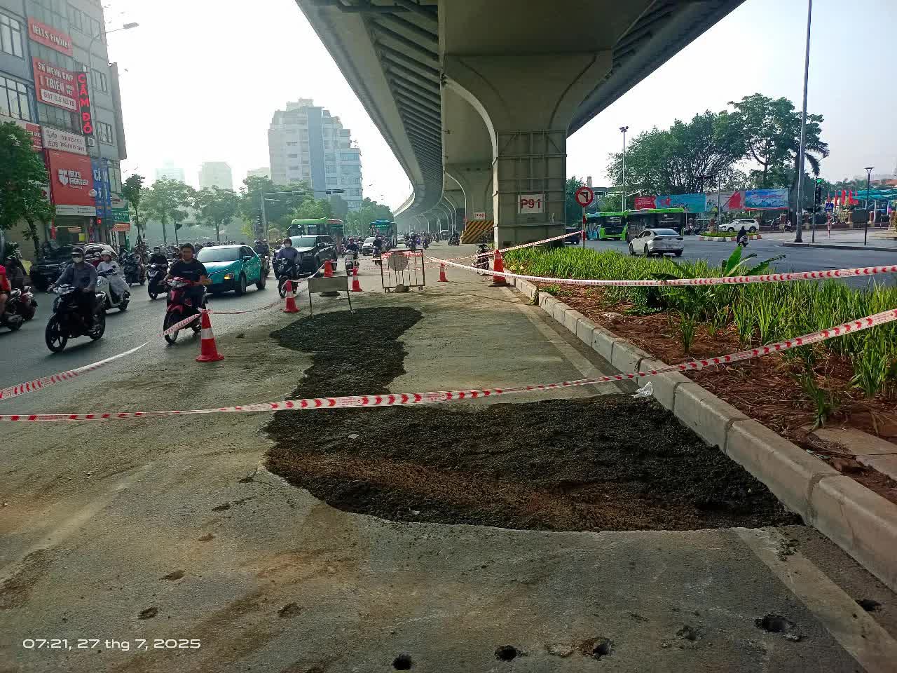 Vụ xe máy sụt “hố tử thần” trên đường Hà Nội: Hé lộ nguyên nhân bất ngờ- Ảnh 2.