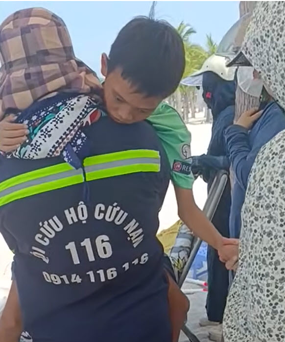 Hiện trường nơi phát hiện thi thể người cha mất tích sau khi cùng con trai đi tắm biển ở Quảng Ninh- Ảnh 2.