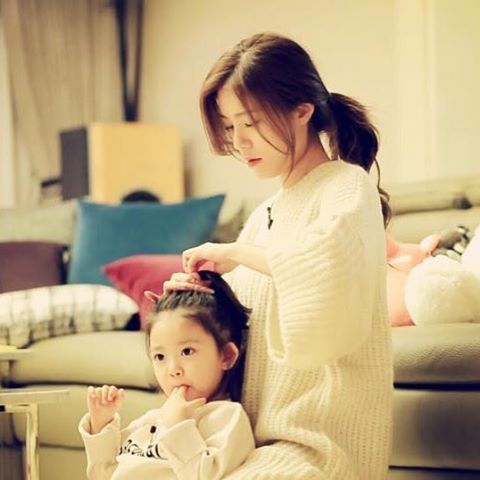 Nh&agrave; c&oacute; "b&igrave;nh rượu mơ": Nu&ocirc;i con g&aacute;i kh&ocirc;ng chỉ l&agrave; x&uacute;ng x&iacute;nh v&aacute;y hoa, bố mẹ h&atilde;y dạy con điều n&agrave;y ngay từ khi con c&ograve;n nhỏ- Ảnh 2.