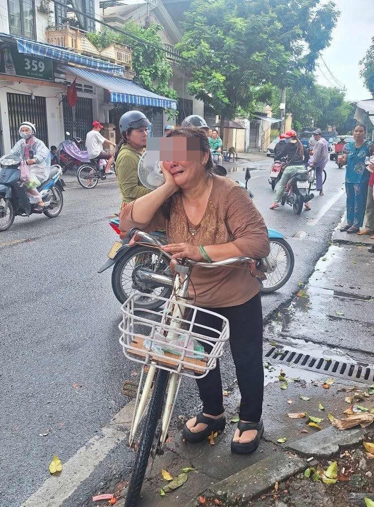 Kẹp 45 triệu trong sổ, người phụ nữ bật khóc khi làm rơi trên đường về nhà: Diễn biến không ngờ- Ảnh 1.