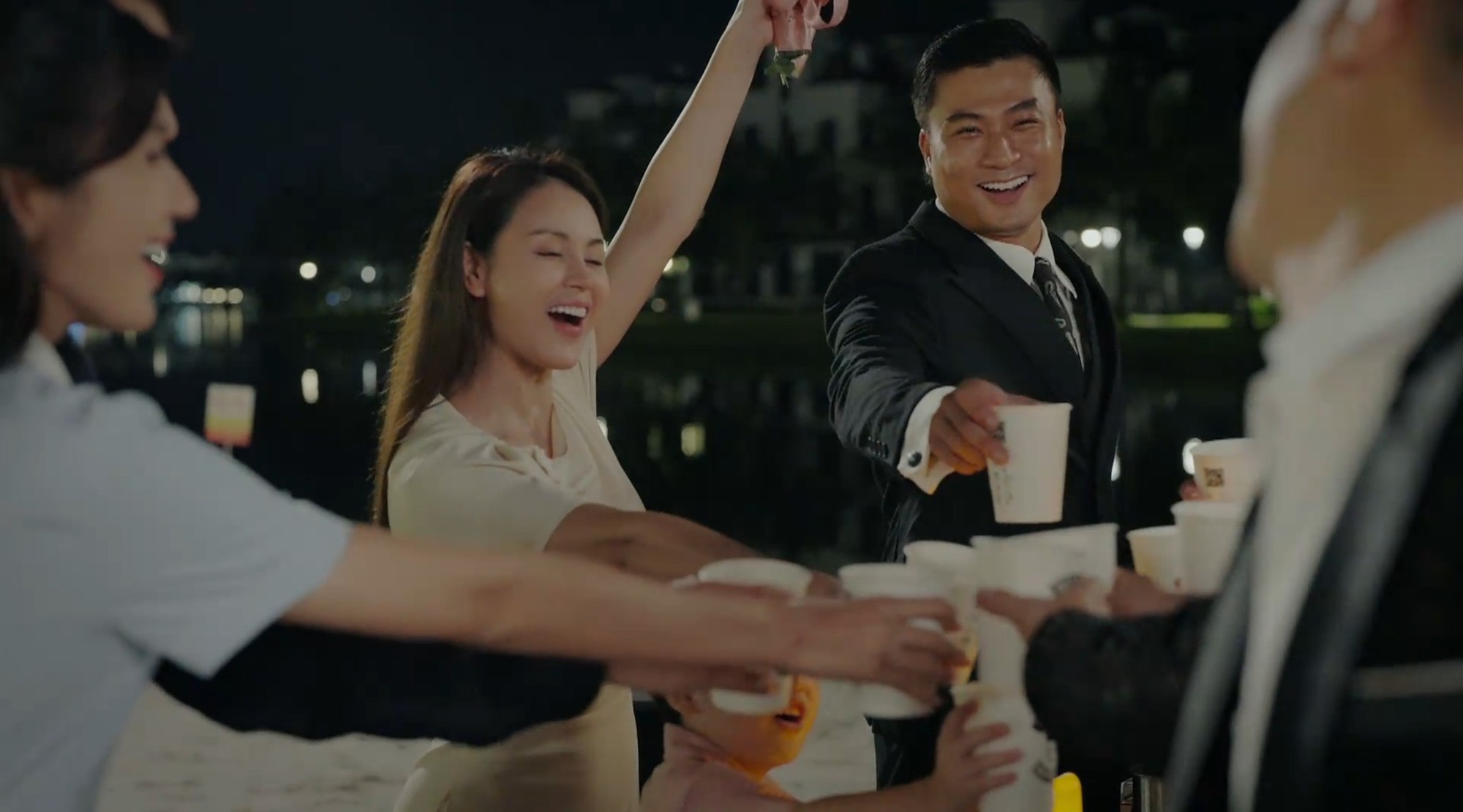 Phim Việt giờ vàng kết thúc như trò cười, ai thích đày đọa bản thân thì hẵng xem- Ảnh 2. Phim Việt giờ vàng kết thúc như trò cười, ai thích đày đọa bản thân thì hẵng xem- Ảnh 2.