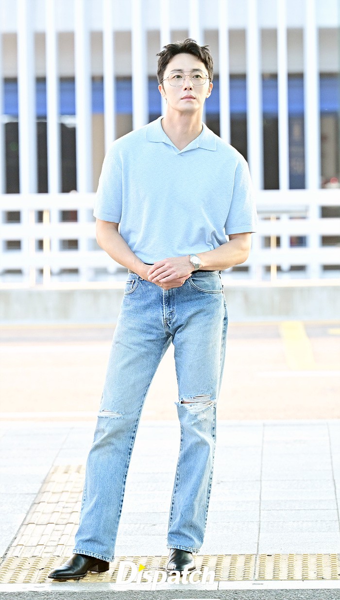 "Rể Việt" Jung Il Woo khởi hành đến TP.HCM, tóc tai lộn xộn mà sao "bảnh" quá trời!- Ảnh 2.