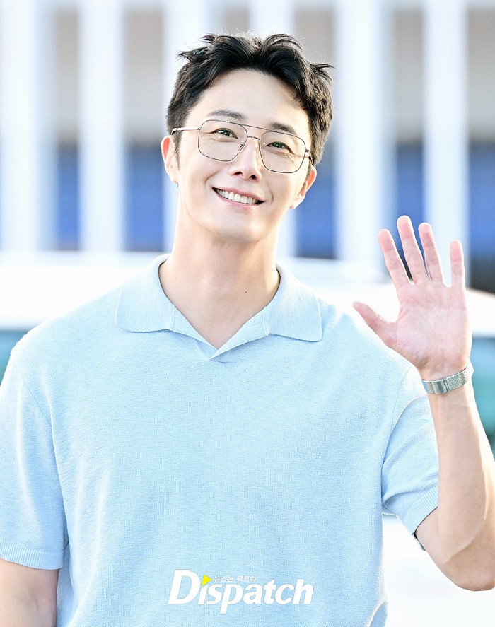 "Rể Việt" Jung Il Woo khởi hành đến TP.HCM, tóc tai lộn xộn mà sao "bảnh" quá trời!- Ảnh 5.