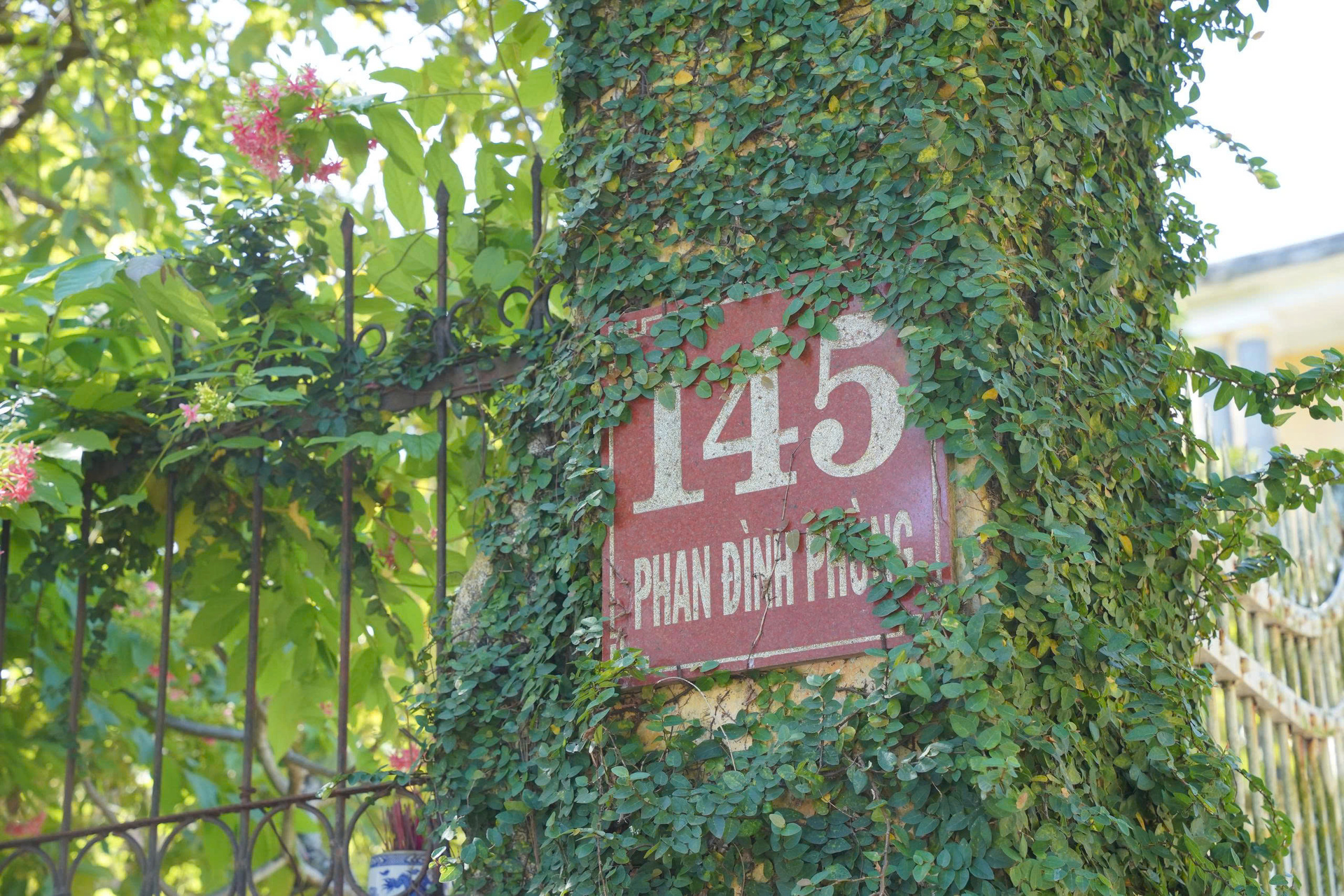 Cận cảnh căn biệt thự bị bỏ hoang của Hoàng Thái hậu triều Nguyễn- Ảnh 2.