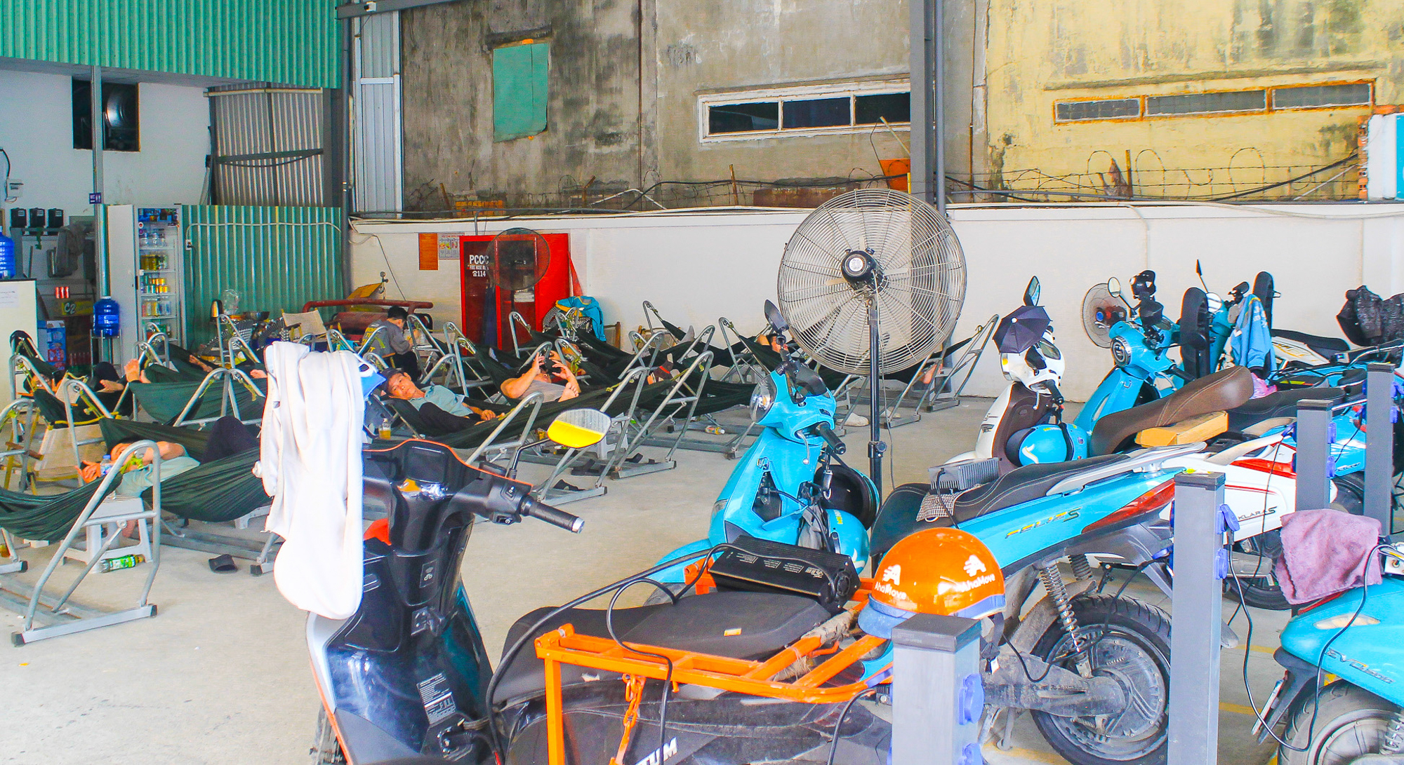 Cà phê võng phiên bản plus: Chỉ 30.000 đồng mà vừa uống nước, vừa sạc xe điện, vừa có chỗ tắm đang gây sốt ở TP.HCM- Ảnh 1.