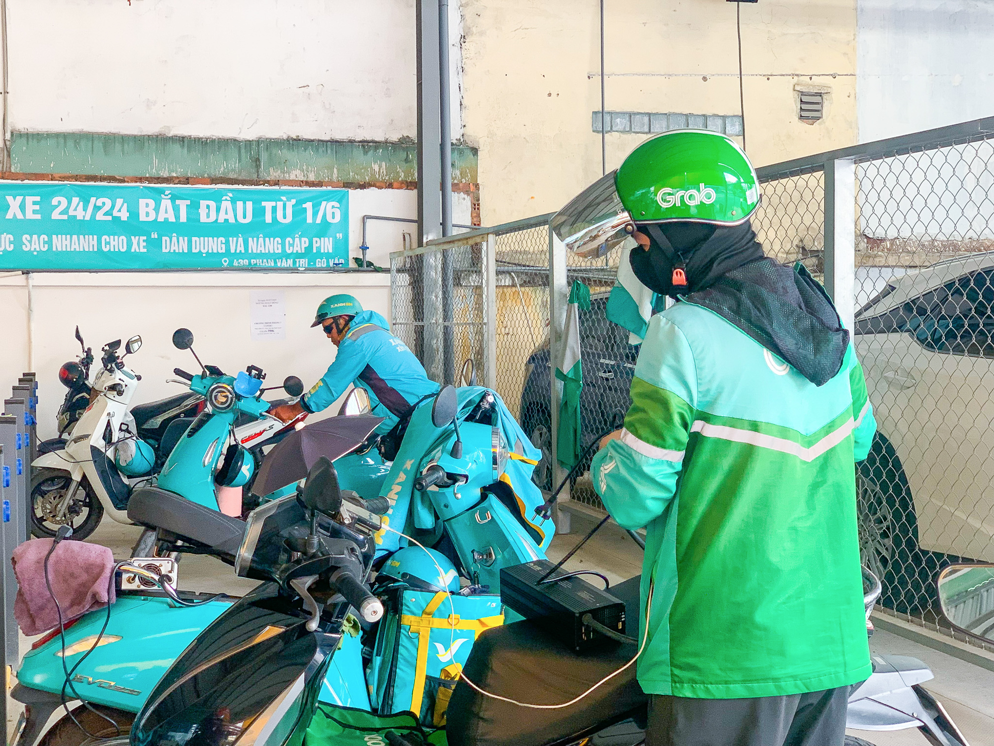 Cà phê võng phiên bản plus: Chỉ 30.000 đồng mà vừa uống nước, vừa sạc xe điện, vừa có chỗ tắm đang gây sốt ở TP.HCM- Ảnh 11.