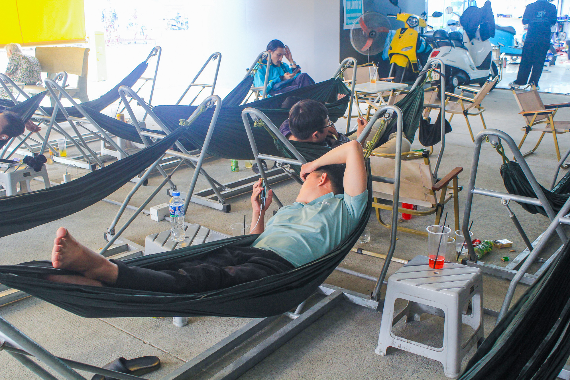 Cà phê võng phiên bản plus: Chỉ 30.000 đồng mà vừa uống nước, vừa sạc xe điện, vừa có chỗ tắm đang gây sốt ở TP.HCM- Ảnh 5.