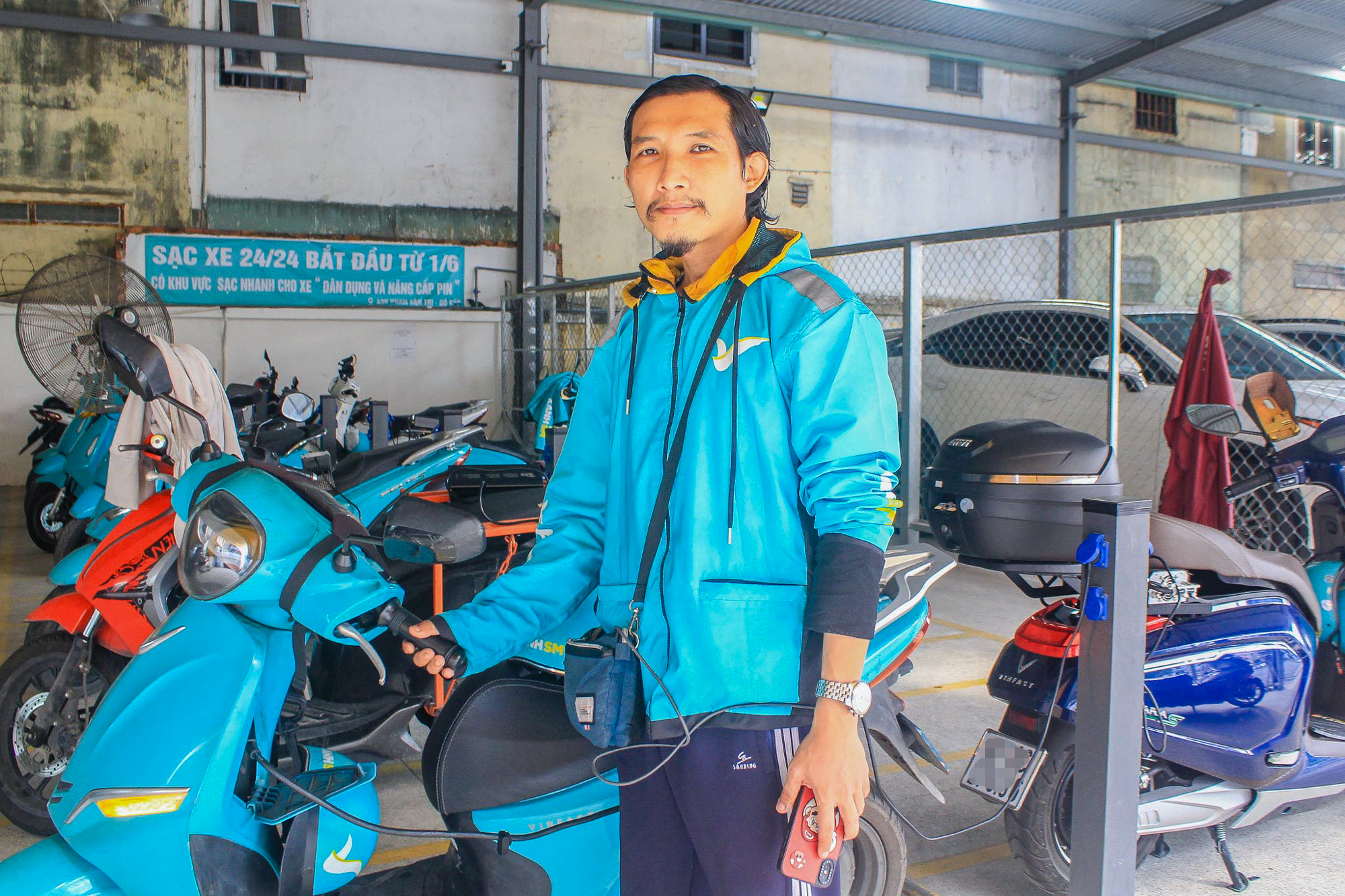Cà phê võng phiên bản plus: Chỉ 30.000 đồng mà vừa uống nước, vừa sạc xe điện, vừa có chỗ tắm đang gây sốt ở TP.HCM- Ảnh 7.