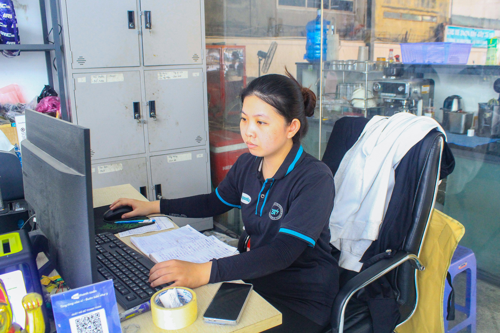 Cà phê võng phiên bản plus: Chỉ 30.000 đồng mà vừa uống nước, vừa sạc xe điện, vừa có chỗ tắm đang gây sốt ở TP.HCM- Ảnh 8.