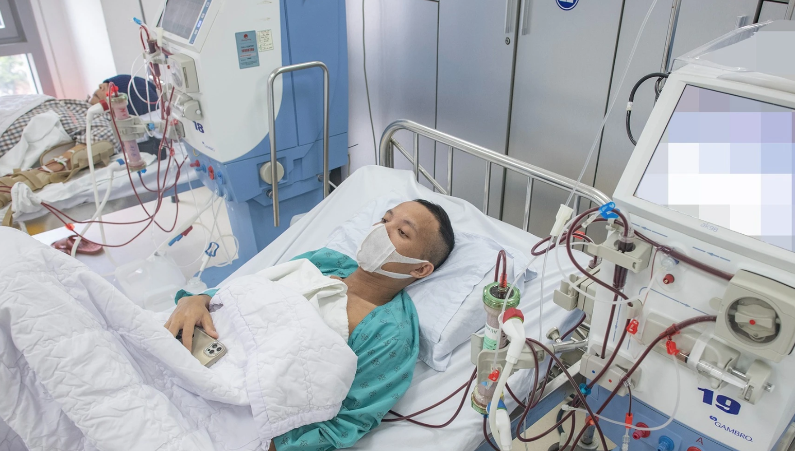 Thức đêm triền miên, ăn uống qua loa, kỹ sư 28 tuổi suy thận giai đoạn cuối, phải sống nhờ máy lọc máu- Ảnh 1.