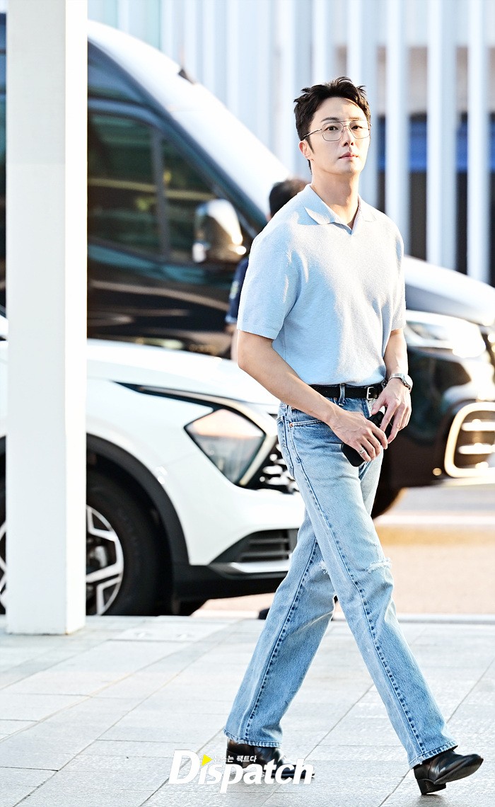 "Rể Việt" Jung Il Woo khởi hành đến TP.HCM, tóc tai lộn xộn mà sao "bảnh" quá trời!- Ảnh 1.