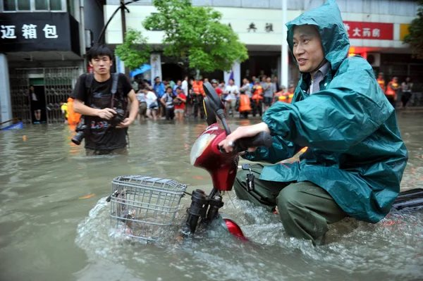Xe máy điện đi vào đường ngập nước bị chết máy thì bảo hành kiểu gì: Trung Quốc có "quy tắc ngầm" thế này- Ảnh 2. Xe máy điện đi vào đường ngập nước bị chết máy thì bảo hành kiểu gì: Trung Quốc có "quy tắc ngầm" thế này- Ảnh 2.