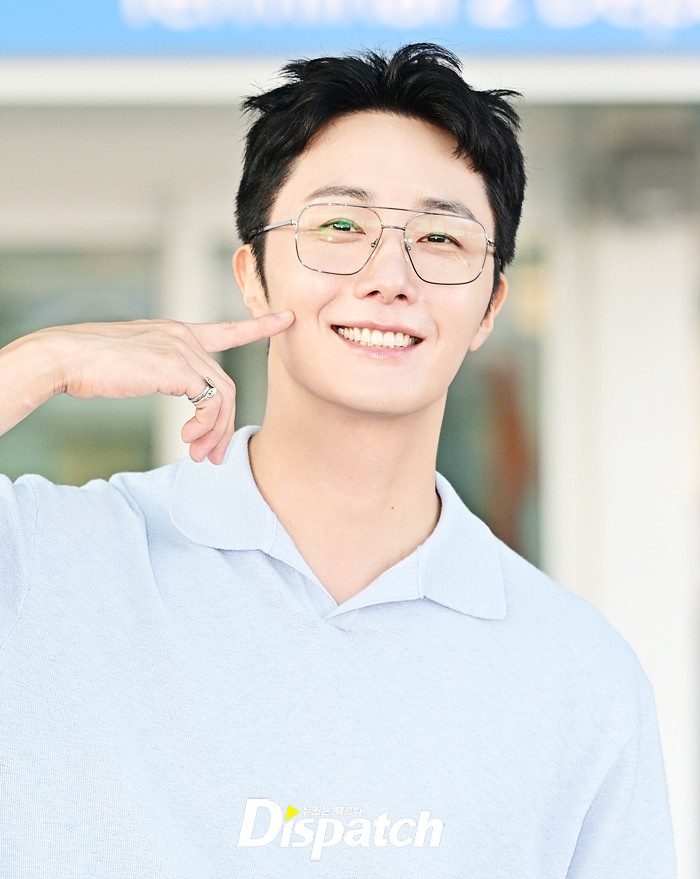 "Rể Việt" Jung Il Woo khởi hành đến TP.HCM, tóc tai lộn xộn mà sao "bảnh" quá trời!- Ảnh 6.