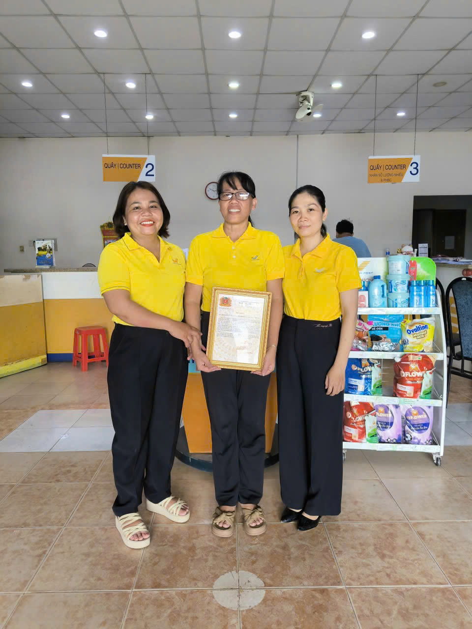 Đã gửi 15 triệu đồng, khách hàng tiếp tục đến bưu điện chuyển khoản thêm 60 triệu đồng: Nhân viên Vietnam Post vừa giao dịch, vừa báo công an- Ảnh 1.