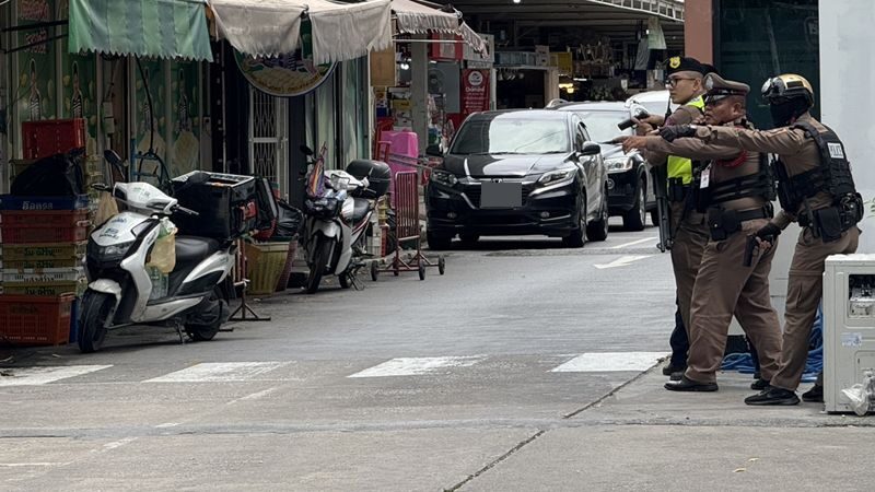 NÓNG: Xả súng tại khu chợ nổi tiếng Bangkok khiến 6 người thiệt mạng, nghi phạm tự sát ngay sau đó- Ảnh 1.