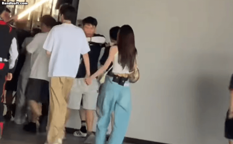 Tóm dính cặp đôi ngôn tình công khai nắm tay giữa đường: Vô tư ôm ấp sát rạt, phim giả tình thật không thể chối cãi- Ảnh 1.