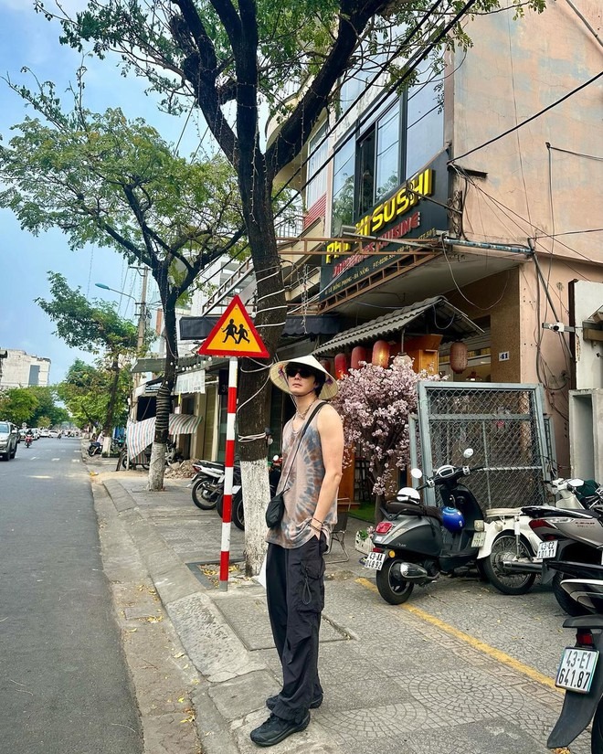 "Rể Việt" Jung Il Woo khởi hành đến TP.HCM, tóc tai lộn xộn mà sao "bảnh" quá trời!- Ảnh 12.