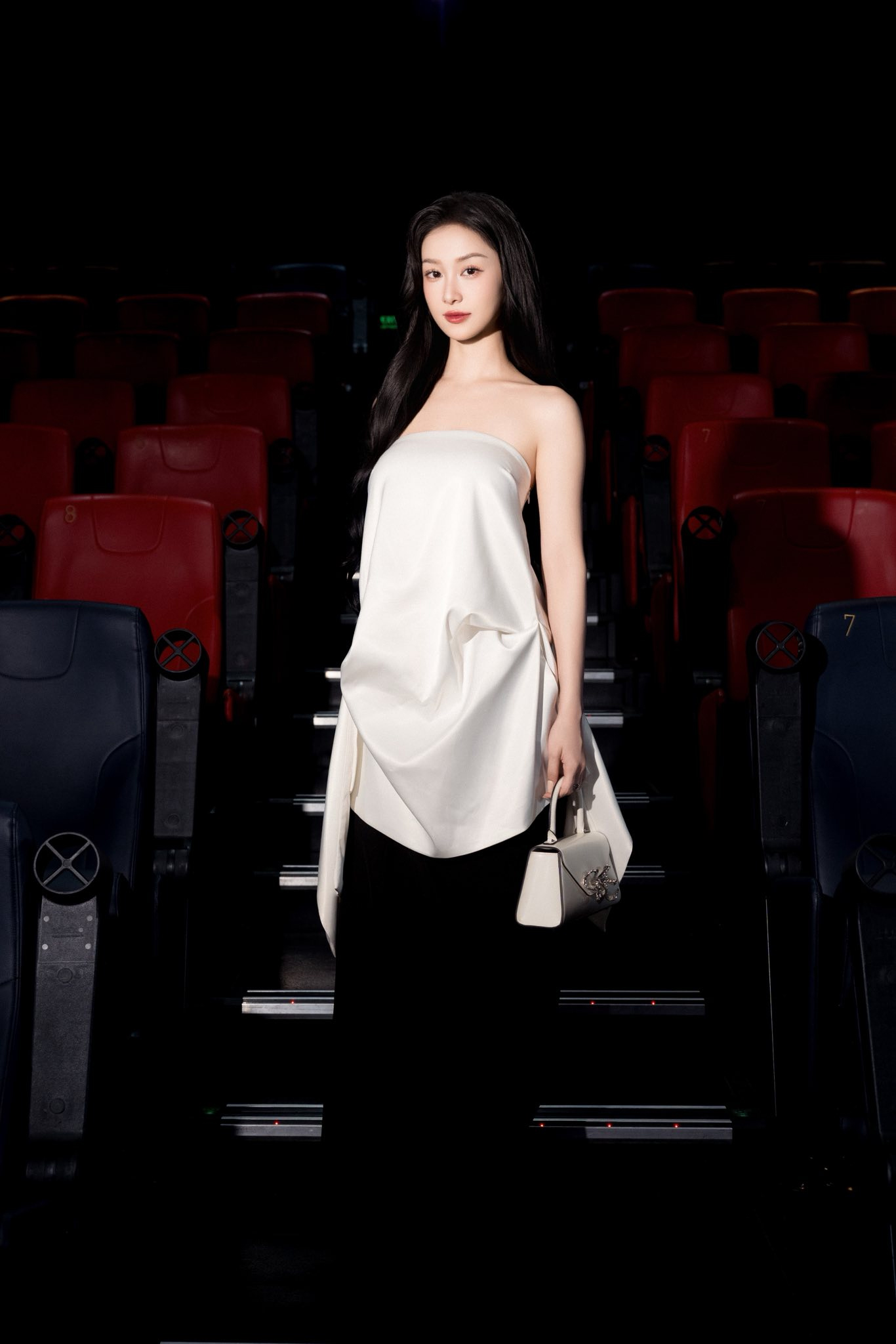 Jun Vũ khoe lưng trần gây sốt, quay lại càng khiến dân tình ngỡ ngàng: Nâng ngực thăng hạng visual, nhiều mỹ nhân sau sinh cũng làm và chưa từng hối hận- Ảnh 1.