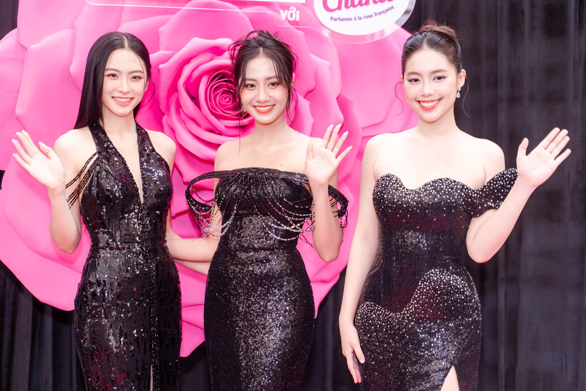 Thảm đỏ hot nhất ngày: Top 3 Hoa hậu Việt Nam bỏ về như "cơn gió", Thanh Hằng "lạc quẻ" chiếm spotlight- Ảnh 8.