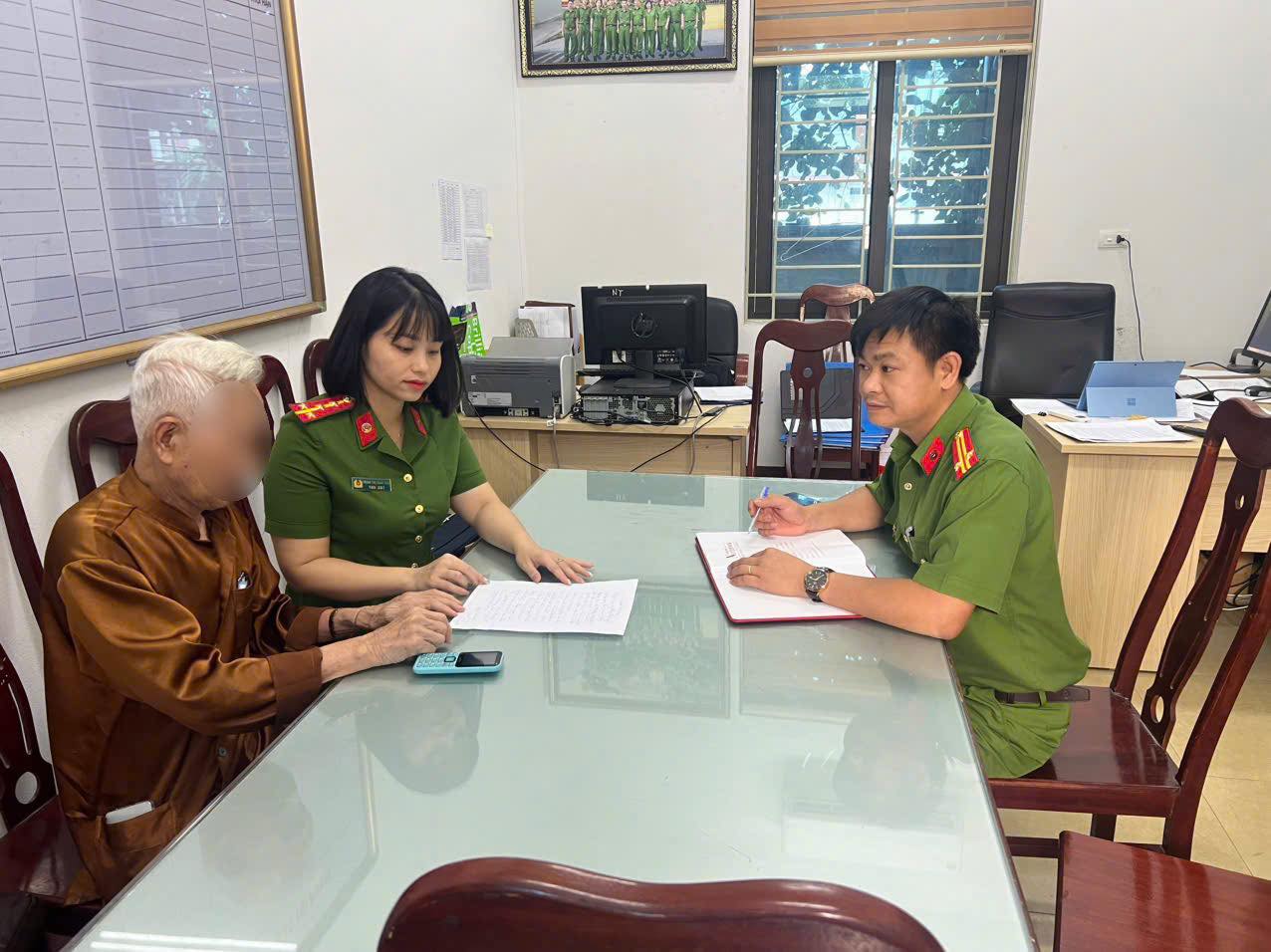 Bố đòi bán 1 cây vàng để “lo việc”, con gái đưa thẳng đến trụ sở công an- Ảnh 1.