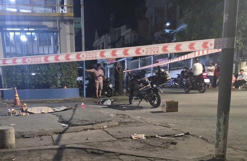 Bé gái 4 tuổi bị taxi công nghệ tông tử vong, người thân ôm con khóc ngất: Camera hé lộ chi tiết thương tâm- Ảnh 1.