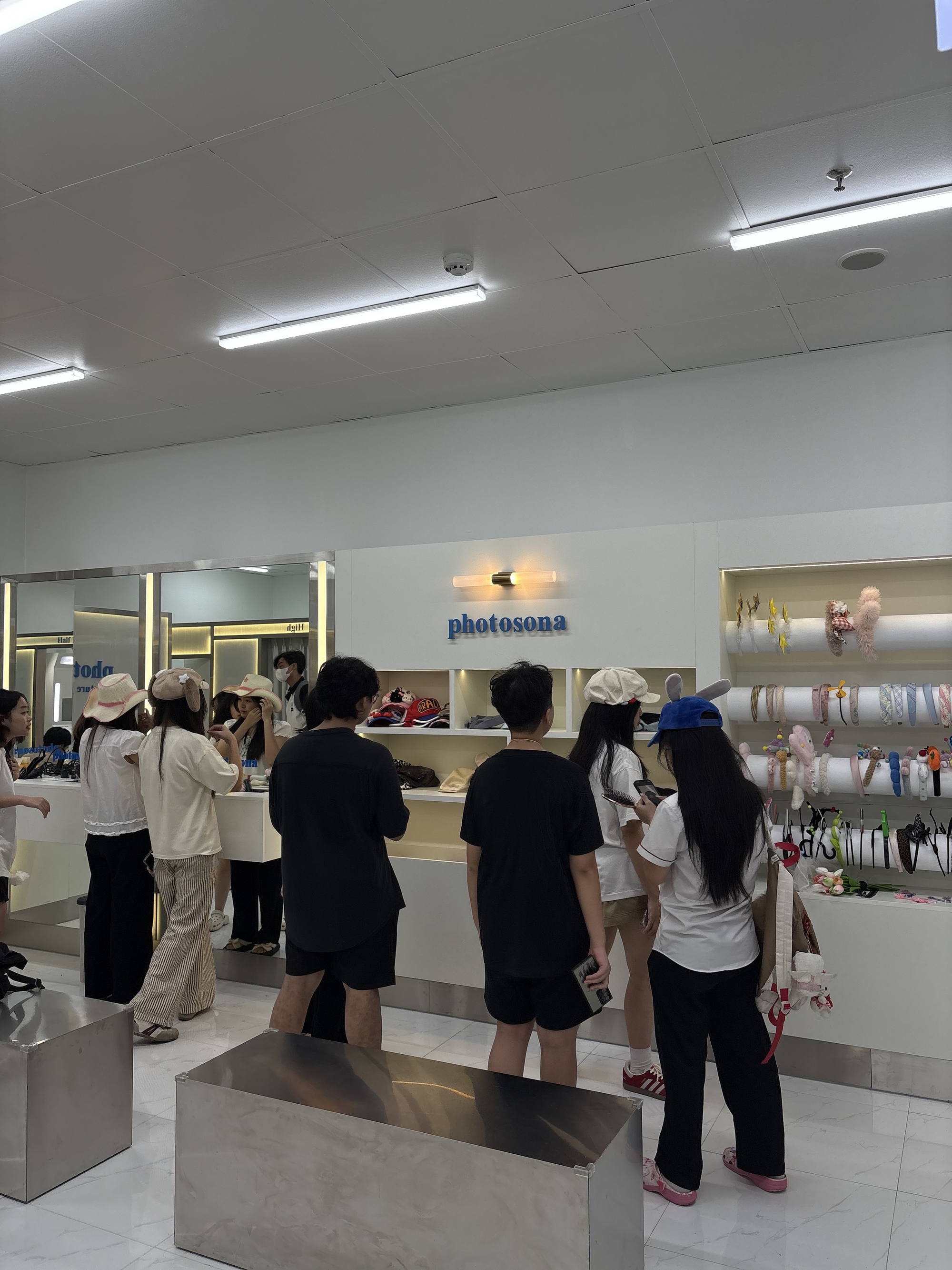 CLIP Đông nghịt học sinh cấp 2, cấp 3 kéo đến tiệm photobooth sau giờ học: “Người không chụp, không hiểu được đâu”- Ảnh 3.