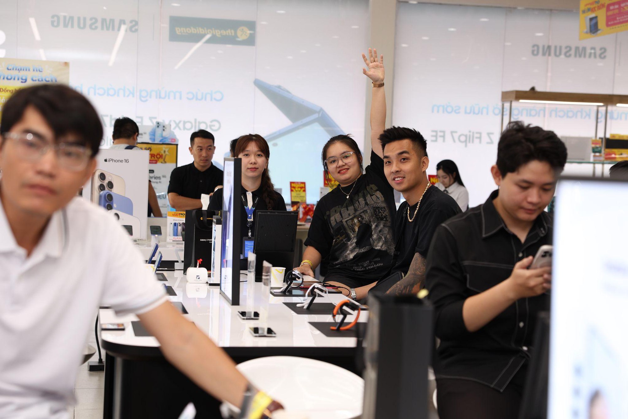 Khách hàng hào hứng khi nhận sớm Galaxy Z 2025 cùng loạt quà giá trị từ Thế Giới Di Động- Ảnh 1.