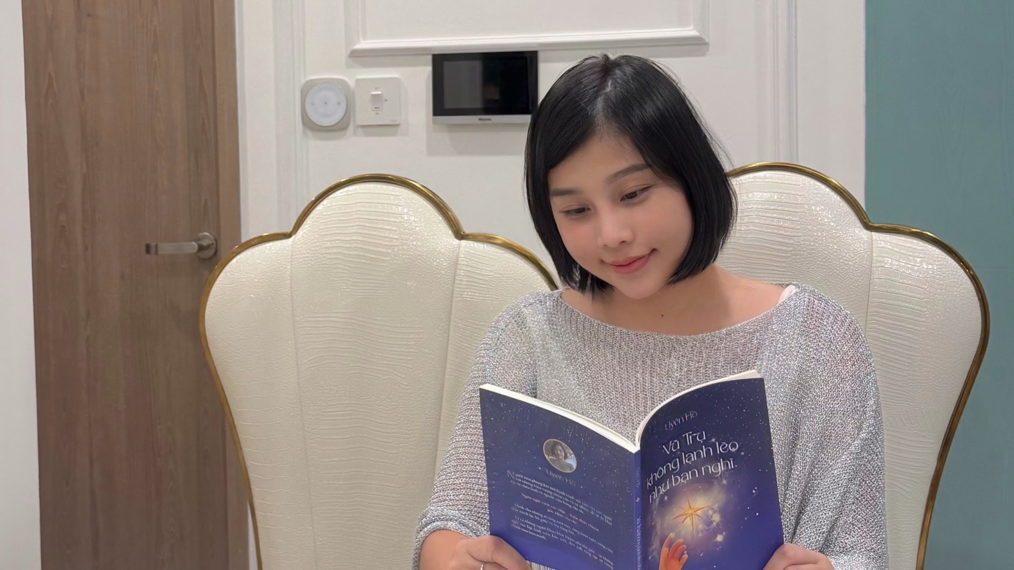 Uyên Hồ chính thức phát hành sách ‘Vũ trụ không lạnh lẽo như bạn nghĩ’- Ảnh 2.
