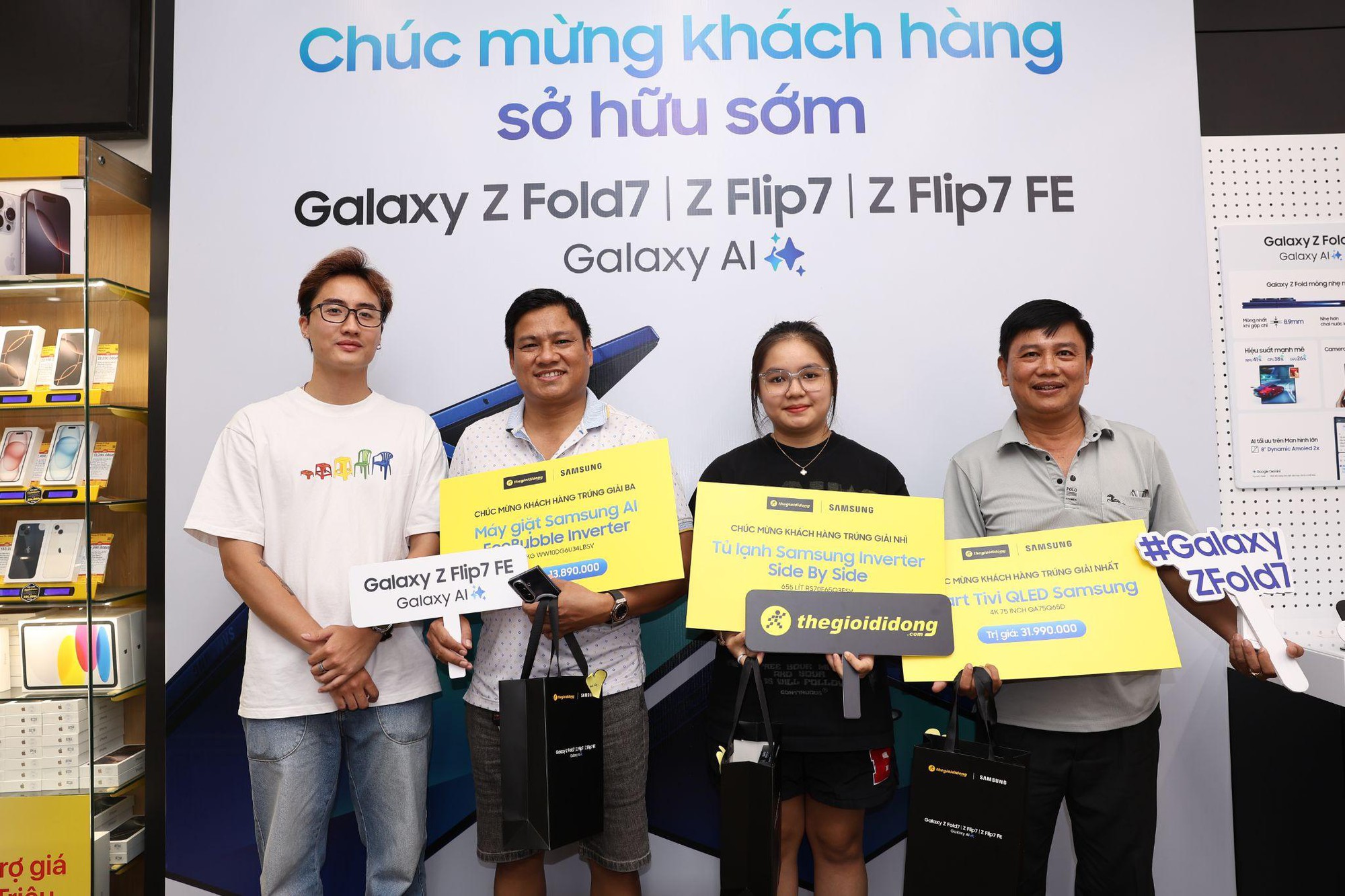 Khách hàng hào hứng khi nhận sớm Galaxy Z 2025 cùng loạt quà giá trị từ Thế Giới Di Động- Ảnh 3.